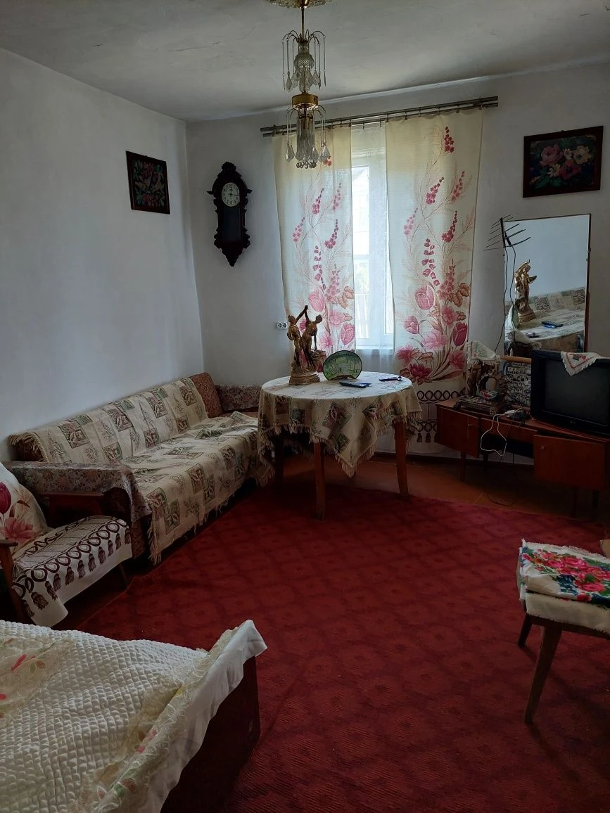 Продається  половина будинку не далеко аід центр