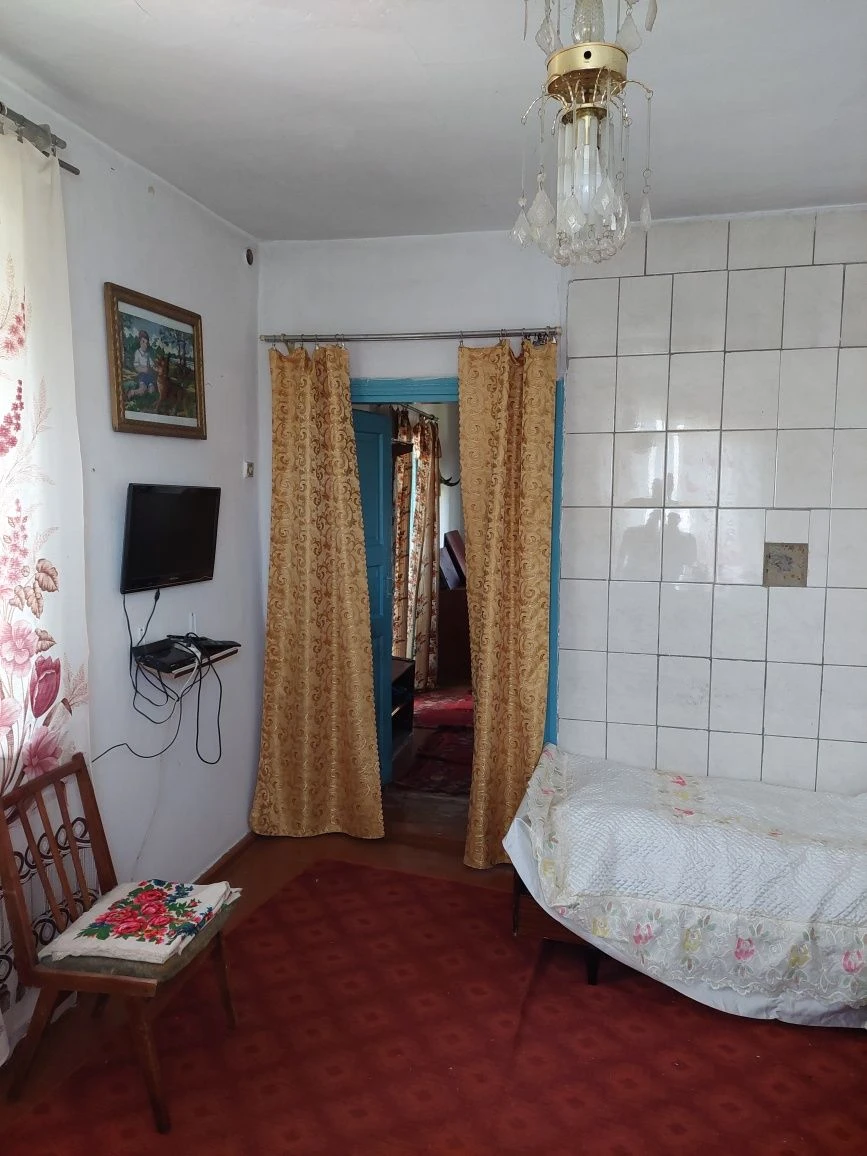 Продається  половина будинку не далеко аід центр