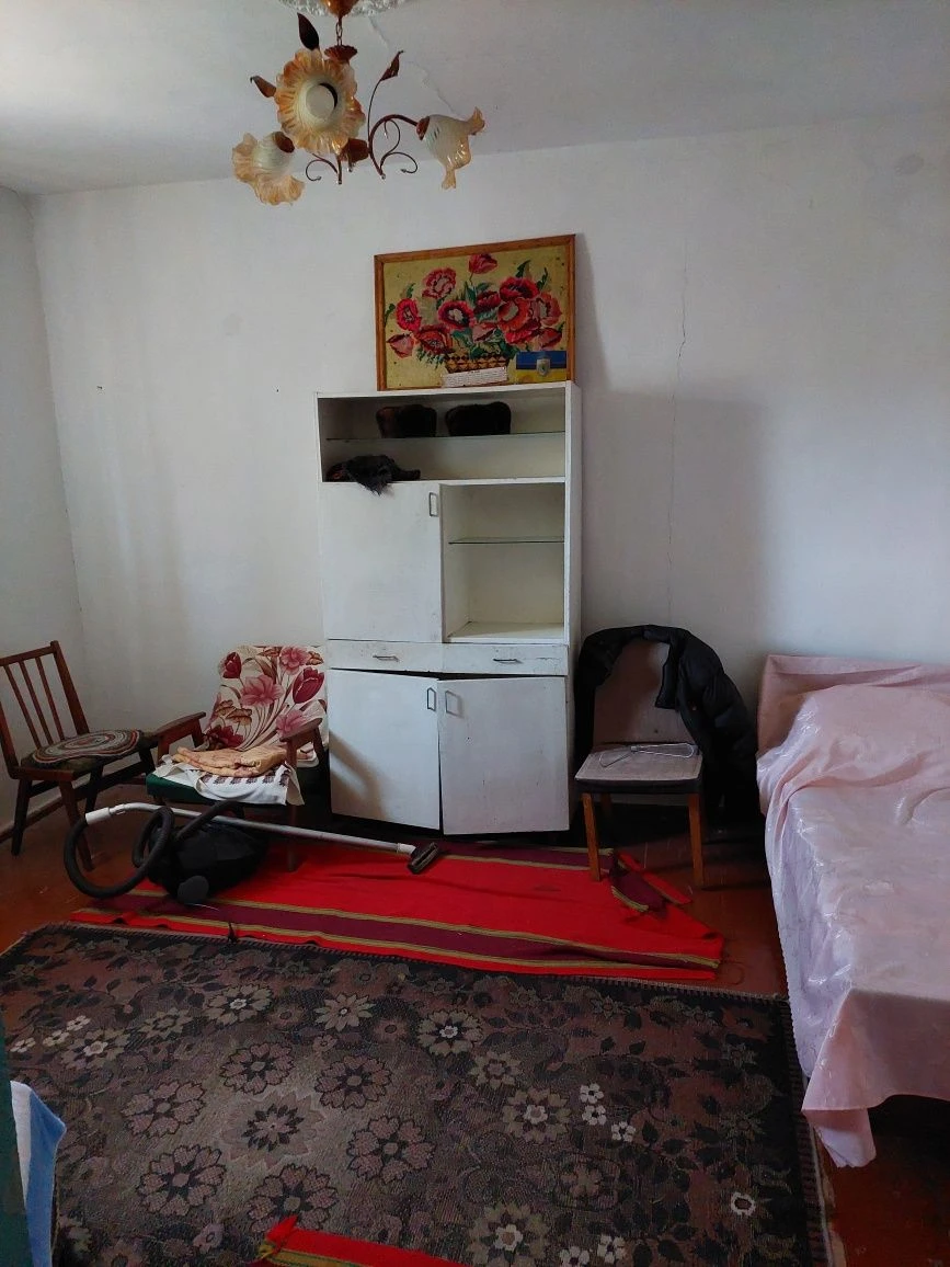 Продається  половина будинку не далеко аід центр