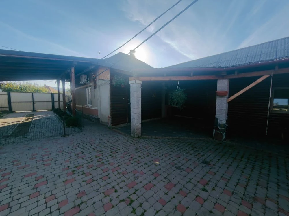Sale of a cozy 2-room house with a separate guest area