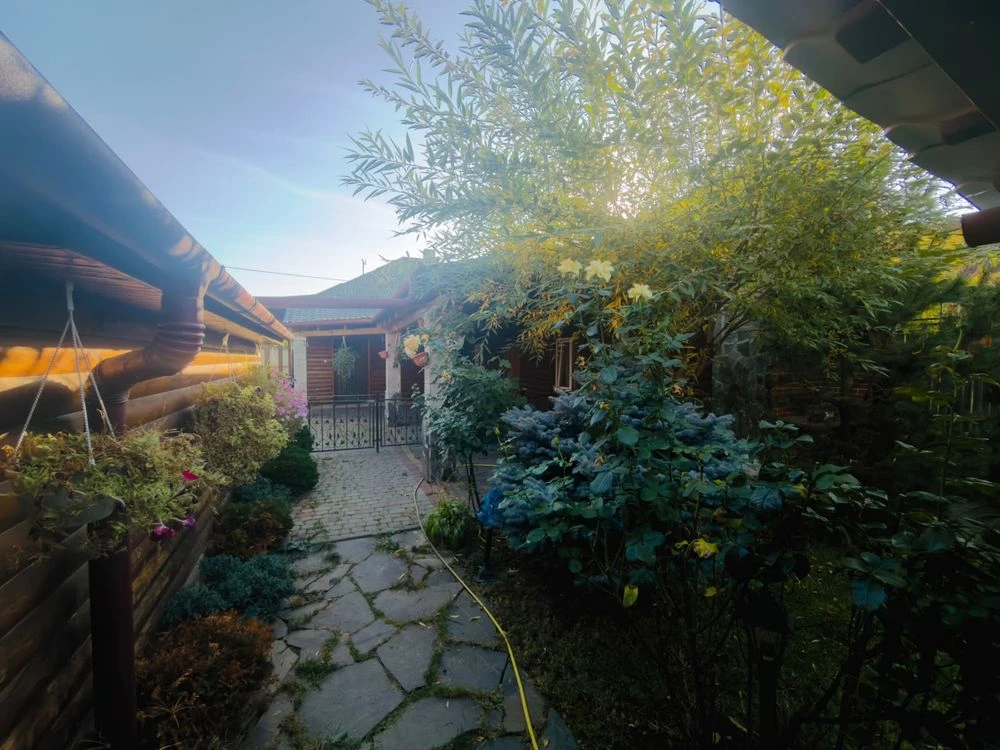 Sale of a cozy 2-room house with a separate guest area