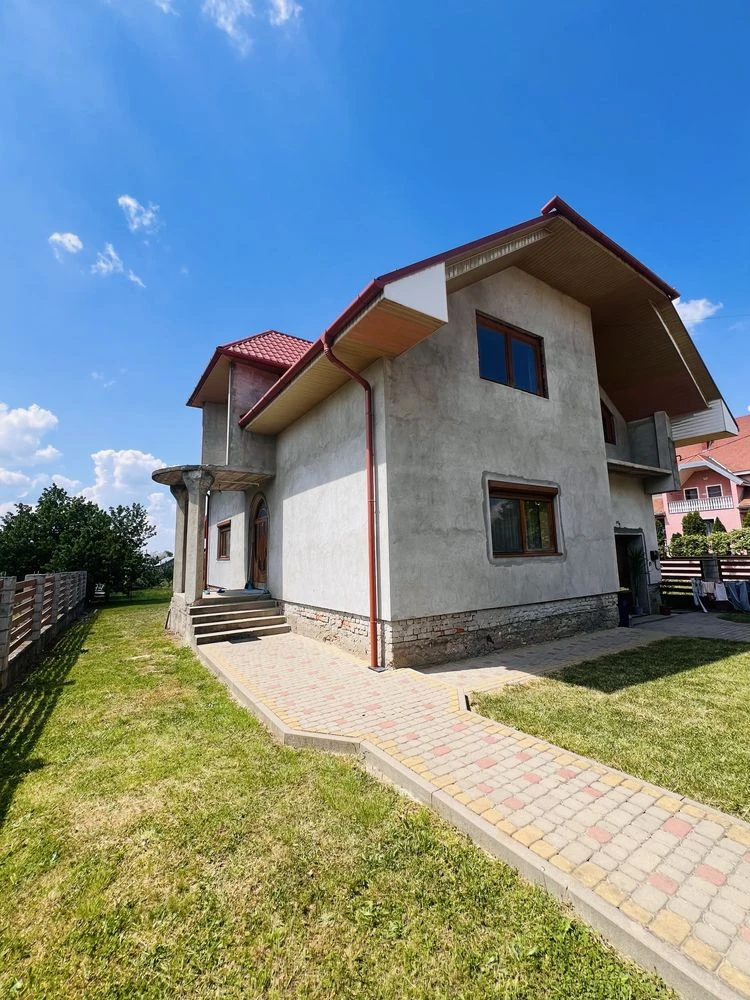 Продаж будинку в м. Берегове, 230 кв.м , 10 соток землі