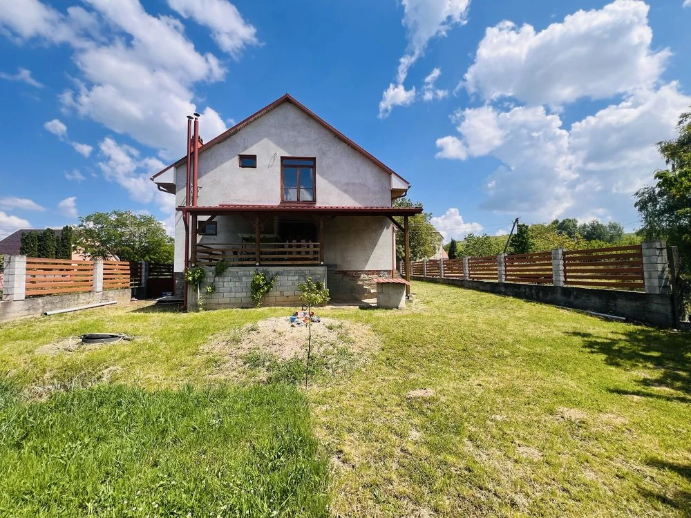 Продаж будинку в м. Берегове, 230 кв.м , 10 соток землі