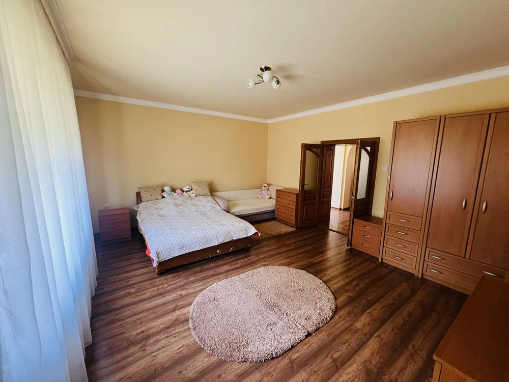 Продаж будинку в м. Берегове, 230 кв.м , 10 соток землі