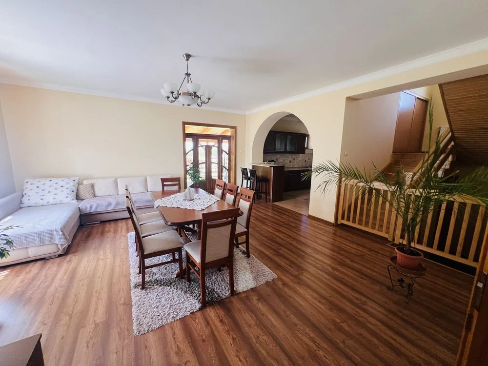 Продаж будинку в м. Берегове, 230 кв.м , 10 соток землі