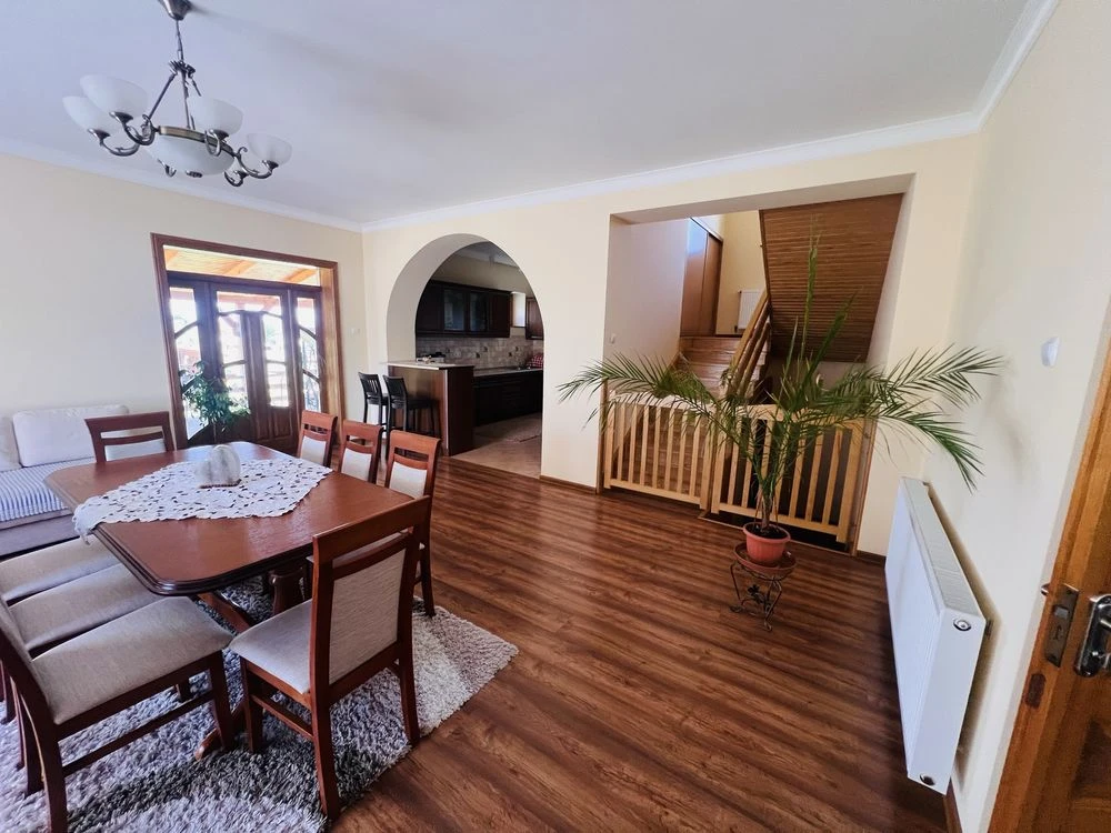 Продаж будинку в м. Берегове, 230 кв.м , 10 соток землі