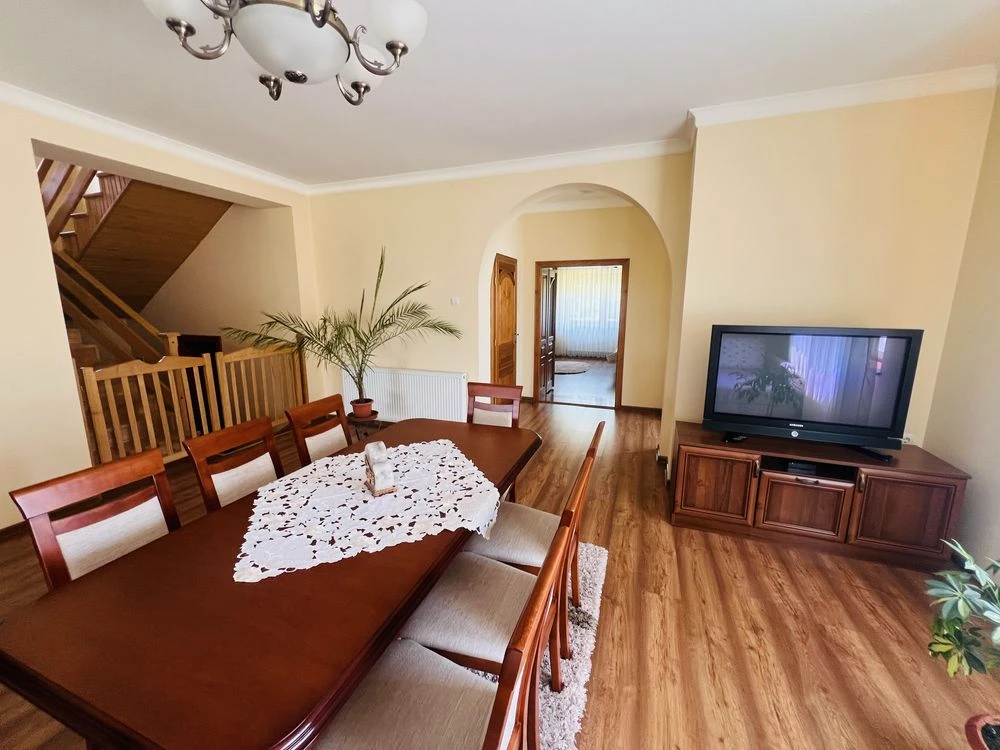 Продаж будинку в м. Берегове, 230 кв.м , 10 соток землі