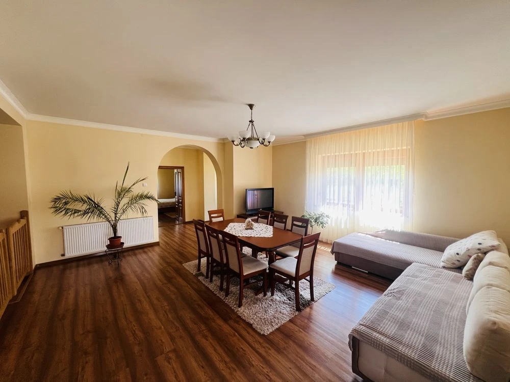 Продаж будинку в м. Берегове, 230 кв.м , 10 соток землі
