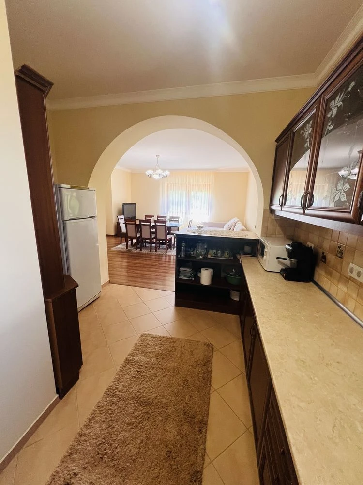 Продаж будинку в м. Берегове, 230 кв.м , 10 соток землі