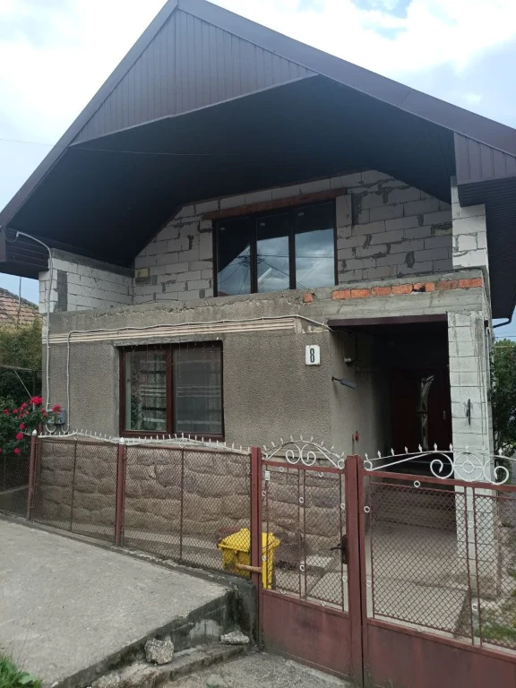 В затишному куточку міста Берегове продається добротний буди