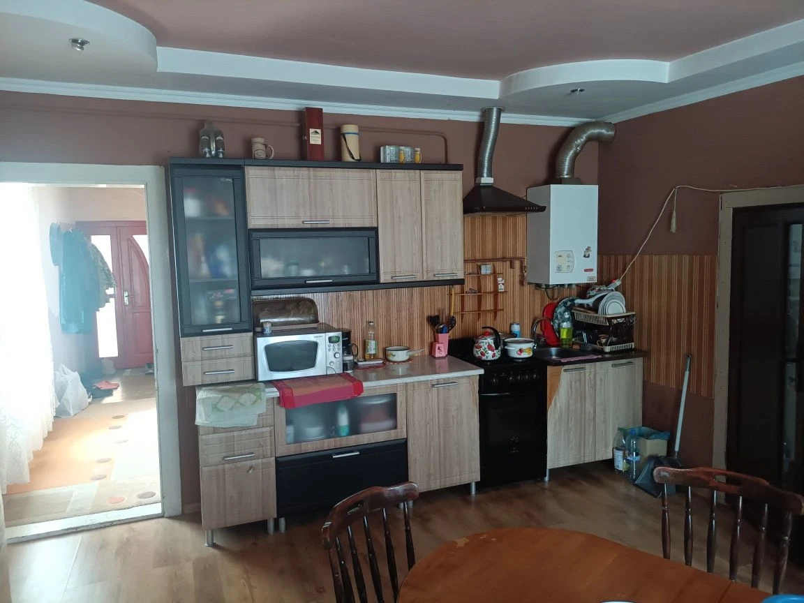 В затишному куточку міста Берегове продається добротний буди