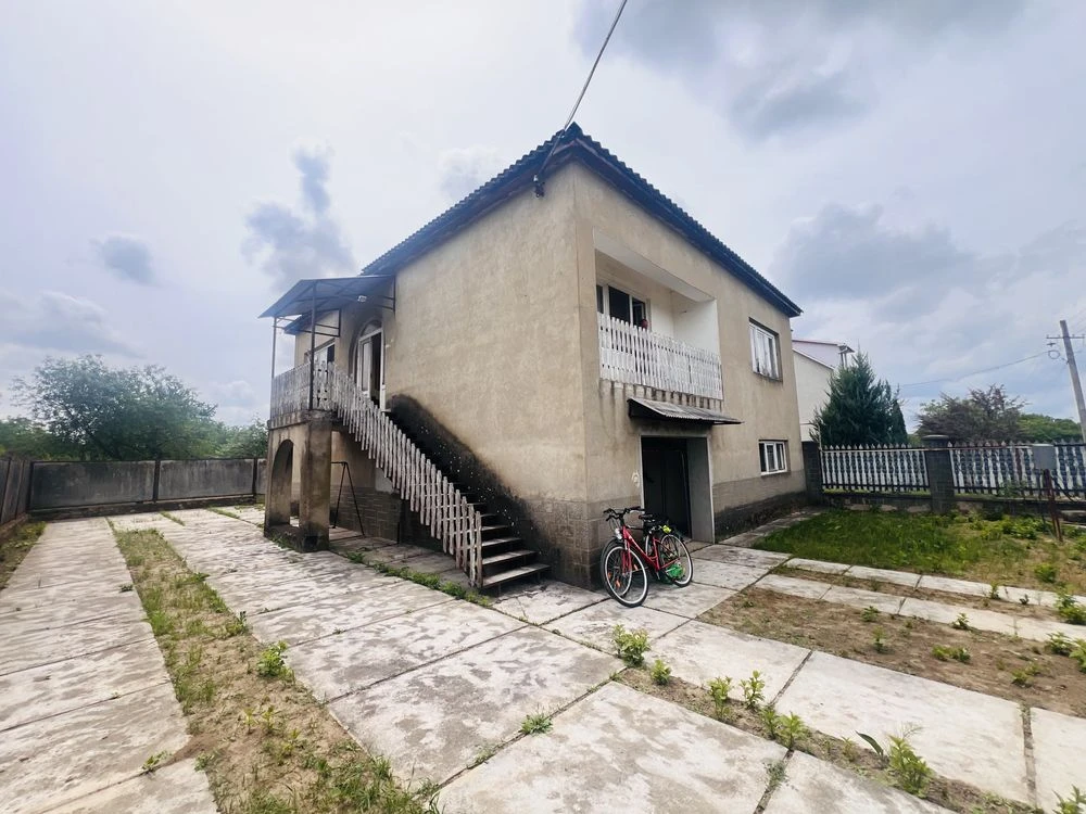 Продаж цегляного будинку в м.Берегове, 186 кв.м , 10 соток д