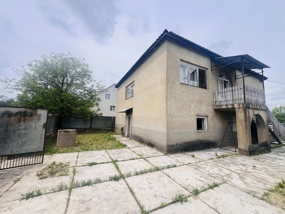 Продаж цегляного будинку в м.Берегове, 186 кв.м , 10 соток д