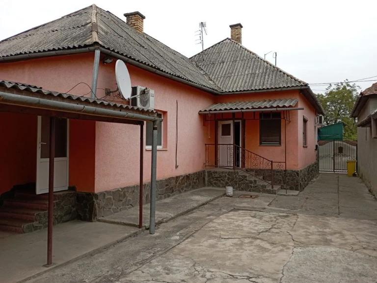 Будинковолодіння: 3 окремі квартири! Орендний бізнес та житл