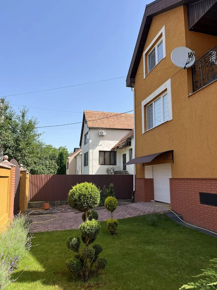 Елітний будинок 302 м2 найкращий район Берегово