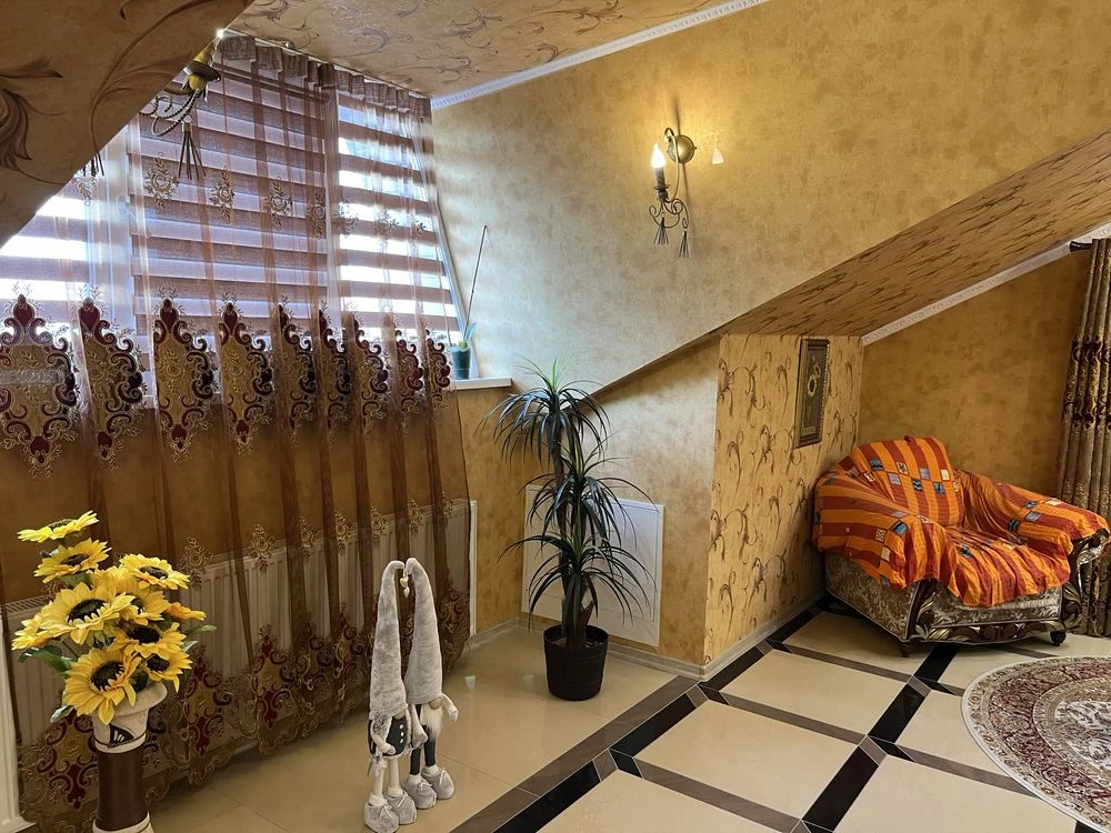 Елітний будинок 302 м2 найкращий район Берегово