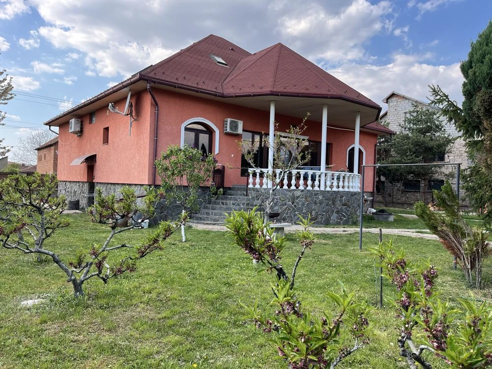 Продам будинок 412 м2 приват ділянка 18 сот Берегово вул. Чі