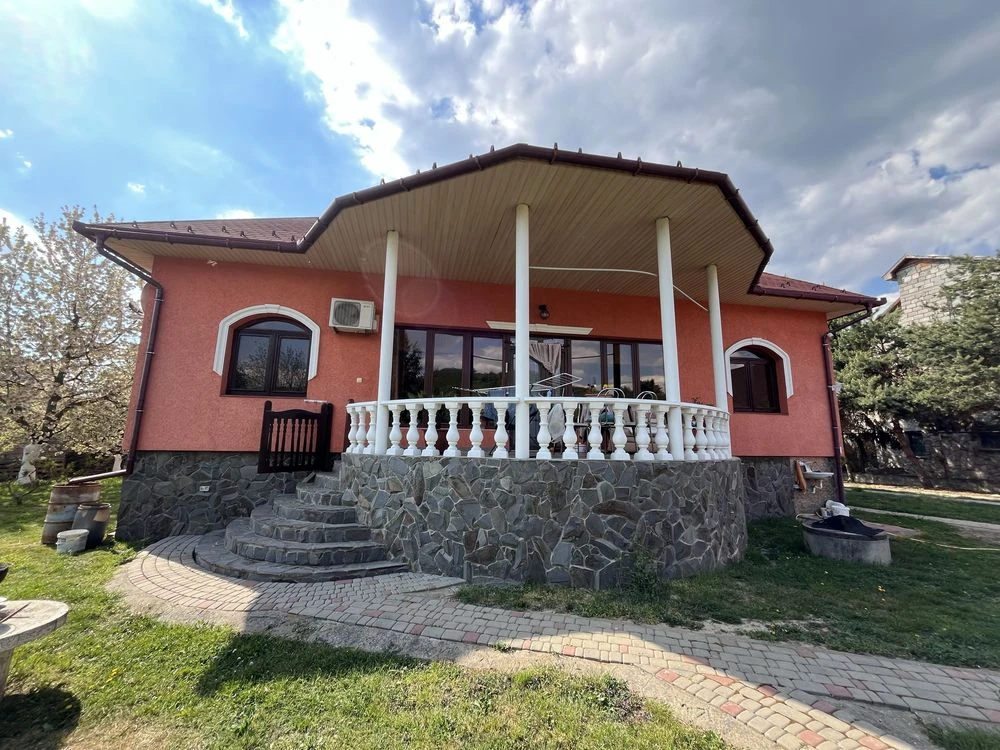 Продам будинок 412 м2 приват ділянка 18 сот Берегово вул. Чі