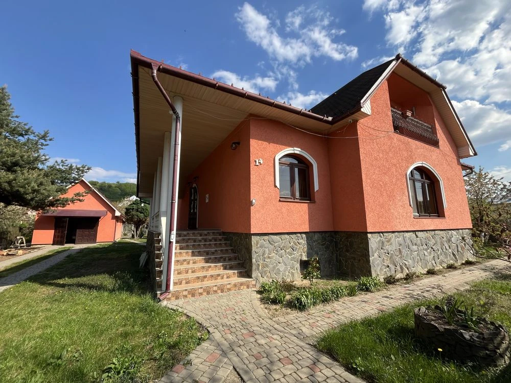 Продам будинок 412 м2 приват ділянка 18 сот Берегово вул. Чі