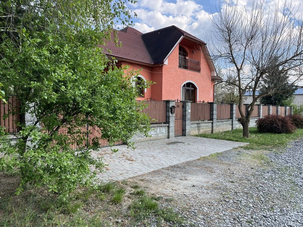 Продам будинок 412 м2 приват ділянка 18 сот Берегово вул. Чі