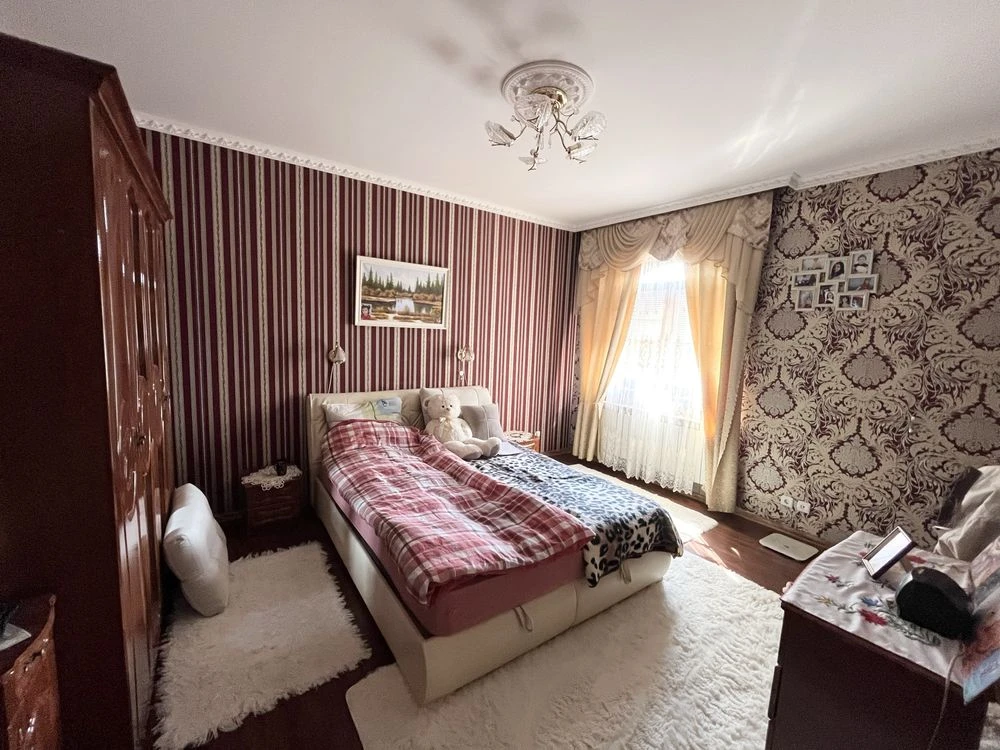 Продам будинок 412 м2 приват ділянка 18 сот Берегово вул. Чі