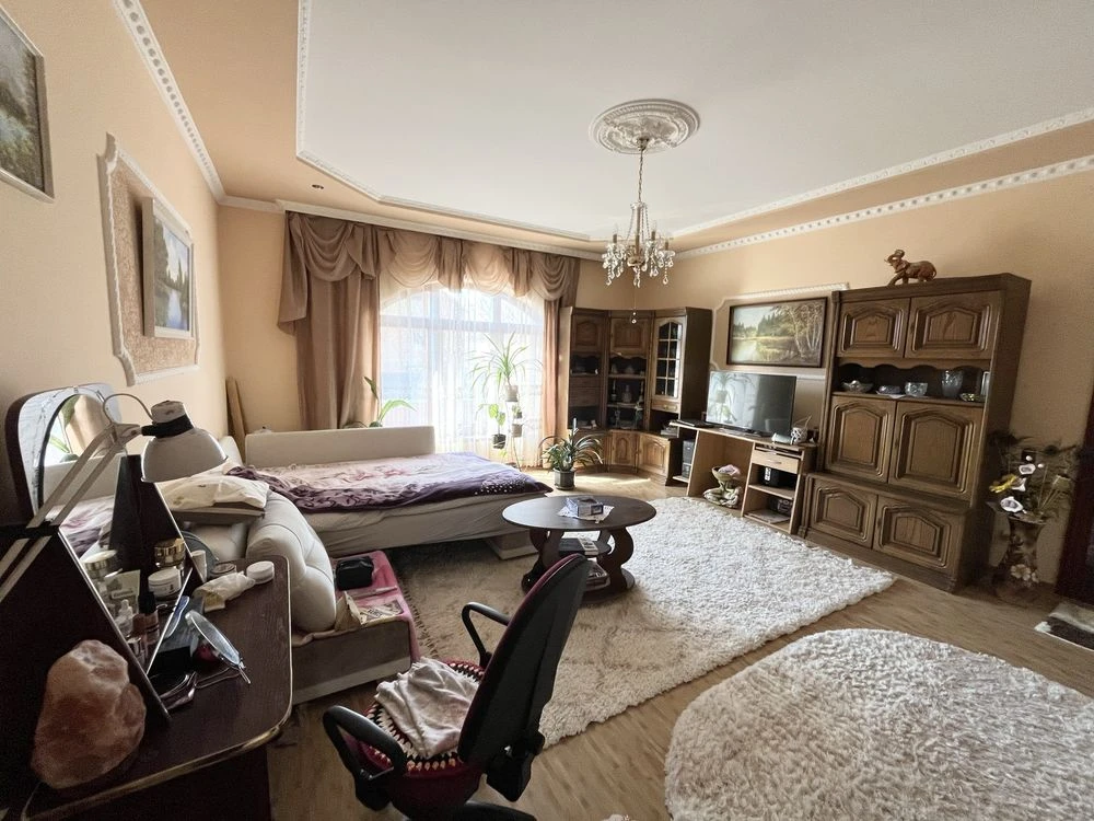 Продам будинок 412 м2 приват ділянка 18 сот Берегово вул. Чі
