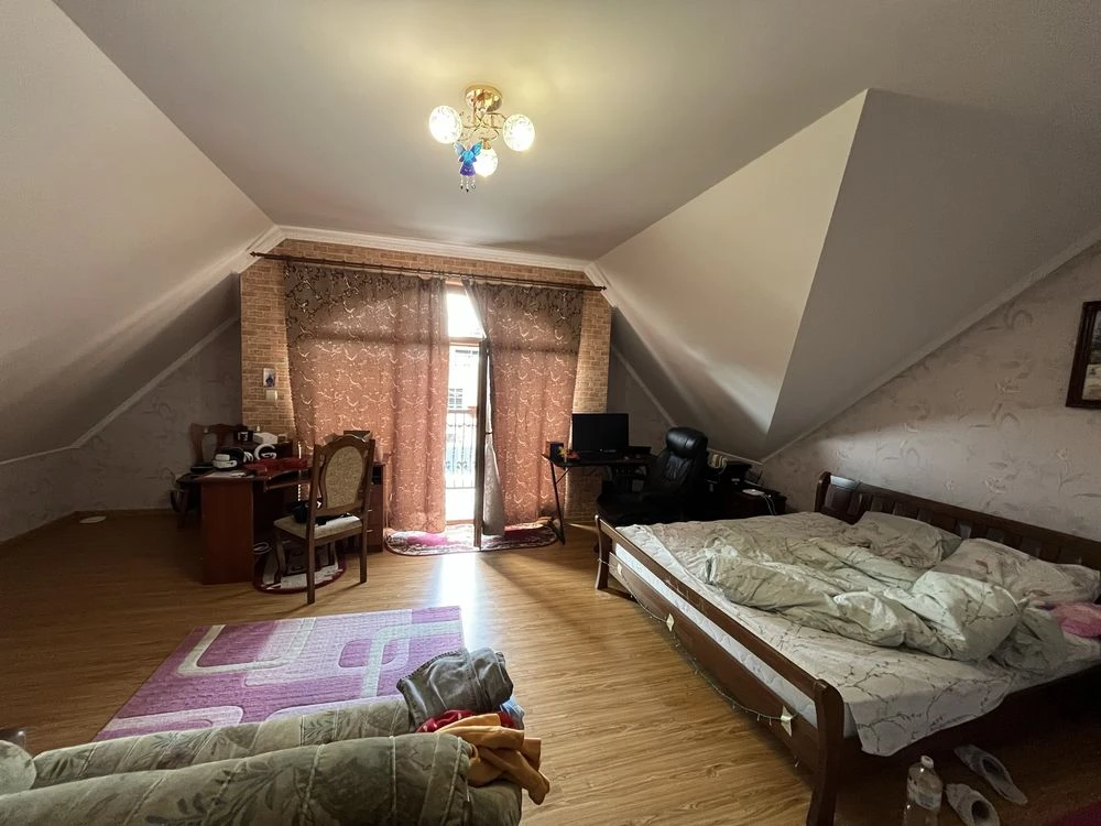Продам будинок 412 м2 приват ділянка 18 сот Берегово вул. Чі