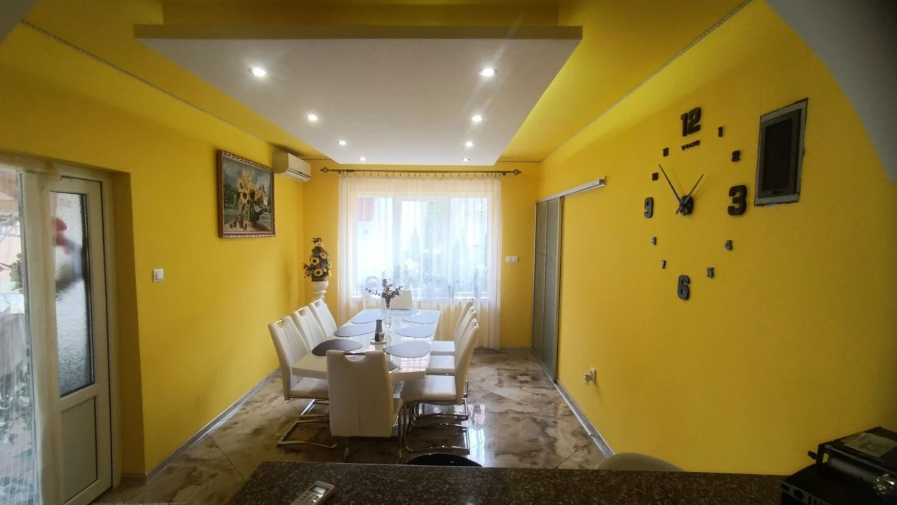ПРОДАЖ стильного, сучасного будинку у спільному районі! 9 со