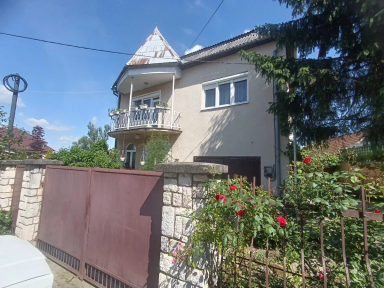 ПРОДАЖ 2-х поверхового цегляного будинку 1990-х у Берегові,