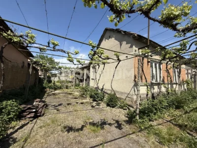 Продається 2 будинки на 8 сотках біля центру