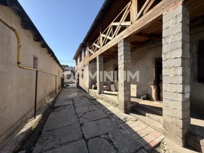 Продаж просторого будинку в центрі міста