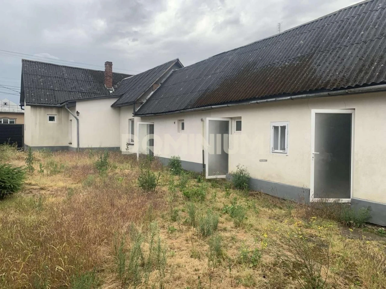 Продається житловий будинок з комерційними приміщеннями в м.