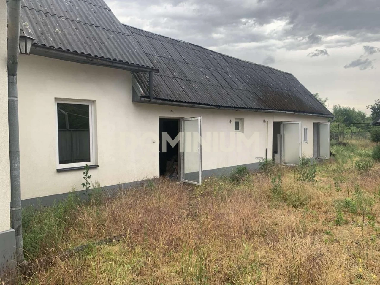 Продається житловий будинок з комерційними приміщеннями в м.