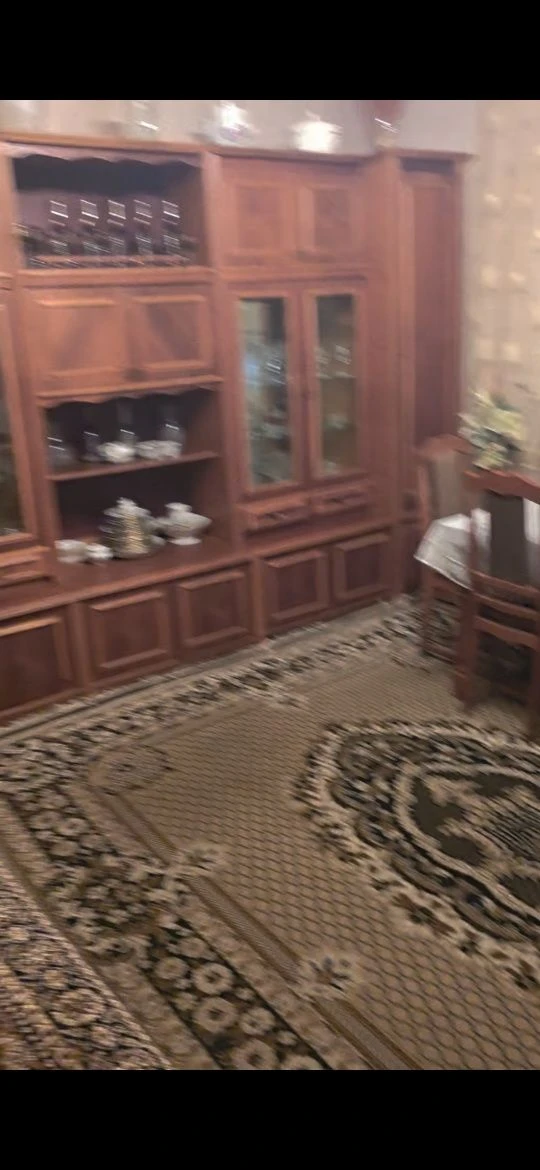 Півособняк на 4 сотках землі є гараж з ямою та окремо стояча
