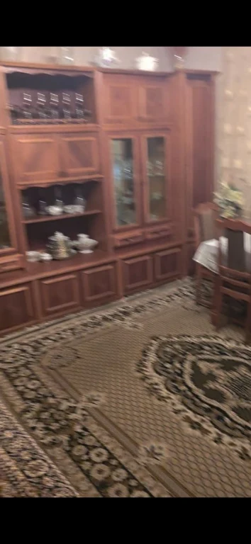 Півособняк на 4 сотках землі є гараж з ямою та окремо стояча