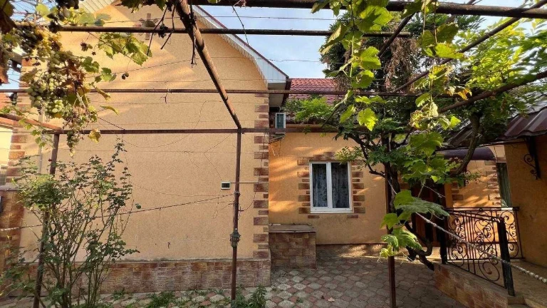 Компактний ДІМ в ЦЕНТРІ Мукачево на 5 сот землі + гараж