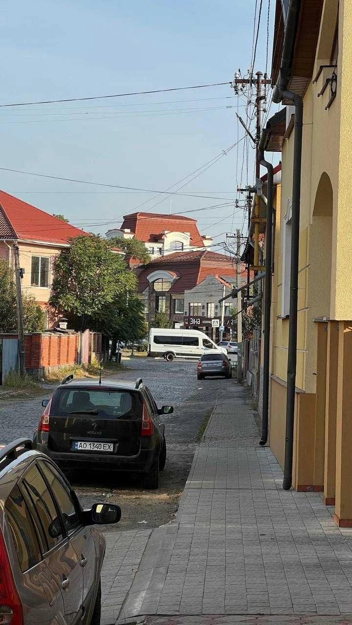 Компактний ДІМ в ЦЕНТРІ Мукачево на 5 сот землі + гараж