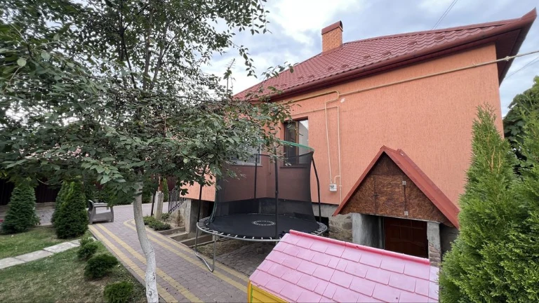 Компактний будинок в ЦЕНТРІ міста з ремонтом