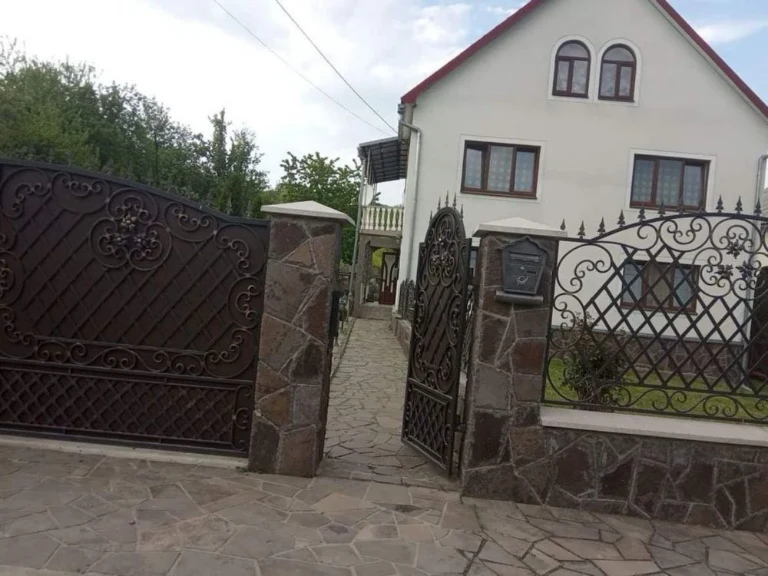 Будинок на дві сімї , не далеко від Мукачева
