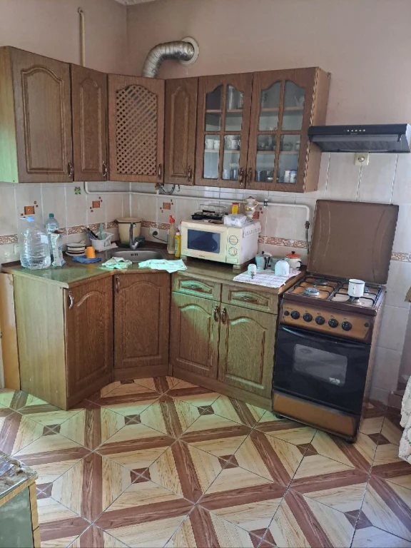 Продаж двох будинків в одному подвір'ї.
