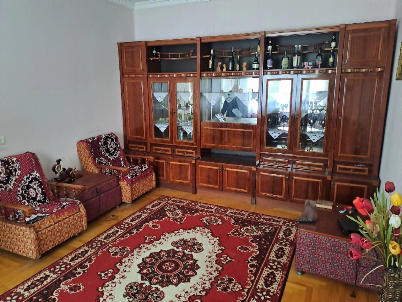 Продаж двох будинків в одному подвір'ї.