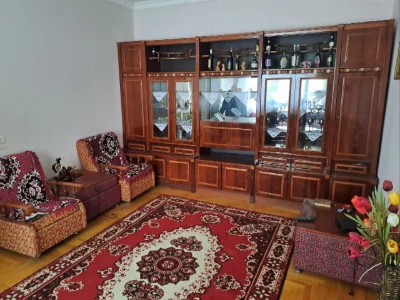 Продаж двох будинків в одному подвір'ї.