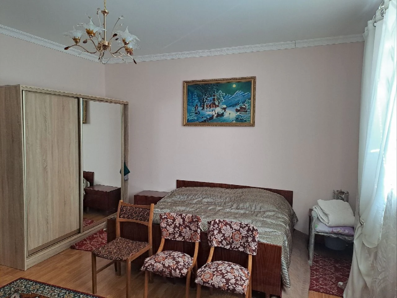 Продаж двох будинків в одному подвір'ї.