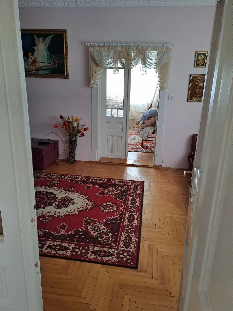 Продаж двох будинків в одному подвір'ї.