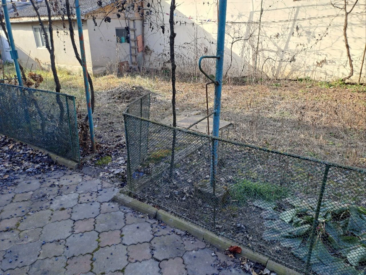 Продаж двох будинків в одному подвір'ї.