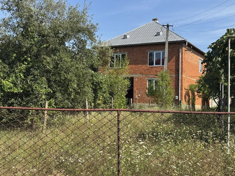 с. Іванівці! Продаж добротного цегляного будинку