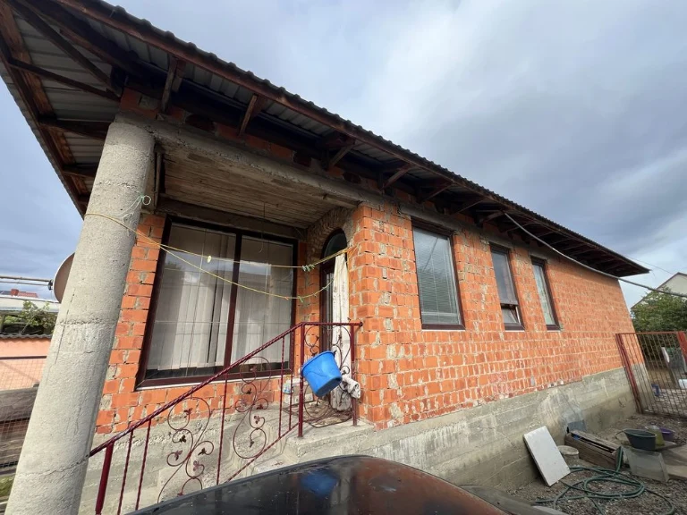 Продаж двох будинків у одному дворі.