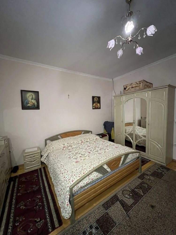 Продаж двох будинків у одному дворі.