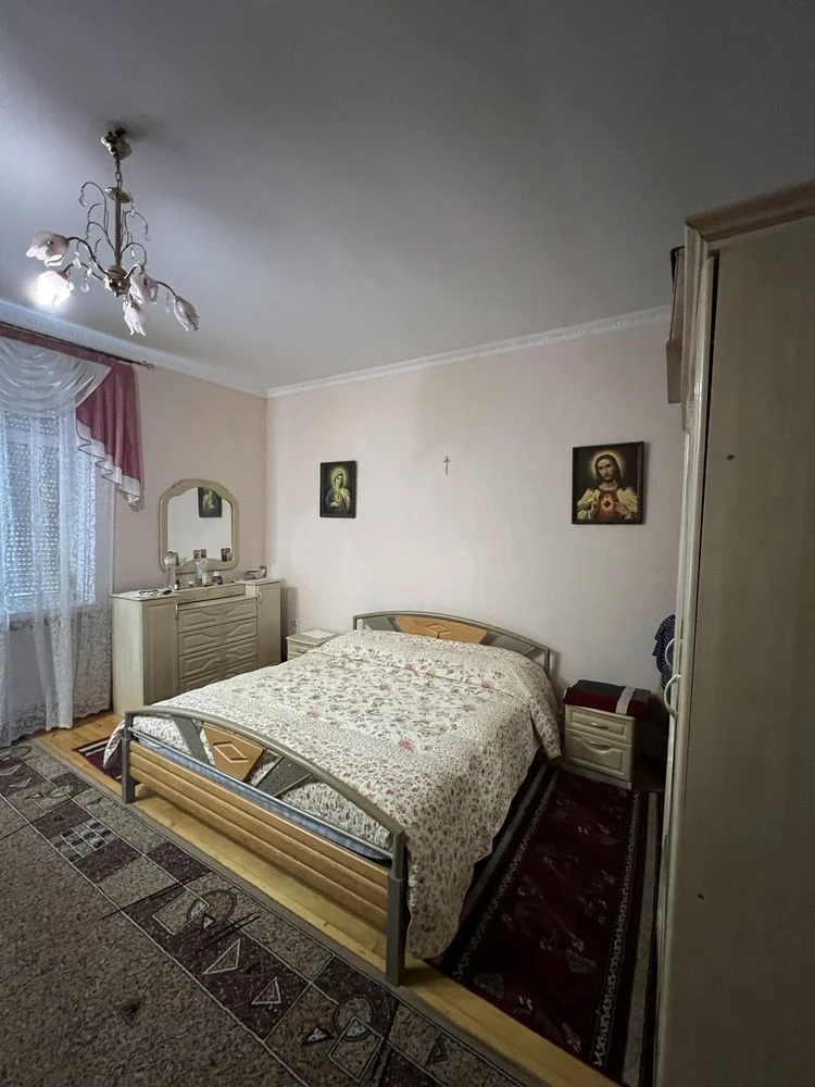 Продаж двох будинків у одному дворі.