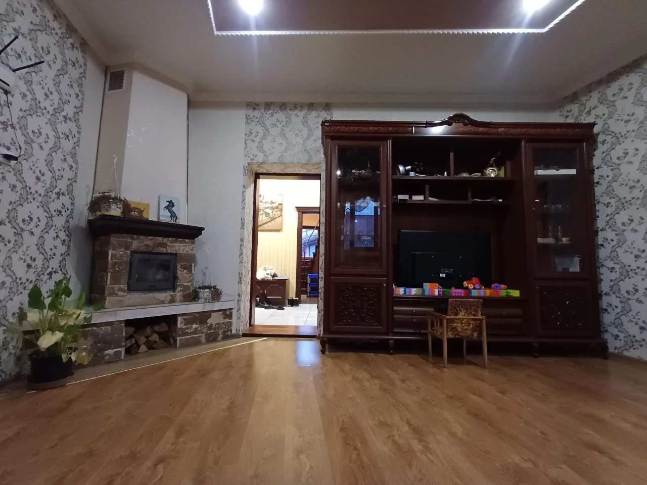 Продається ГАРНИЙ Будинок